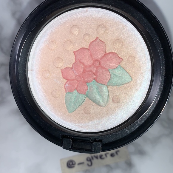 IN FOR A TREAT Pearlmatte Face Powder MAC Baking Beauties - Picture 5 of 14